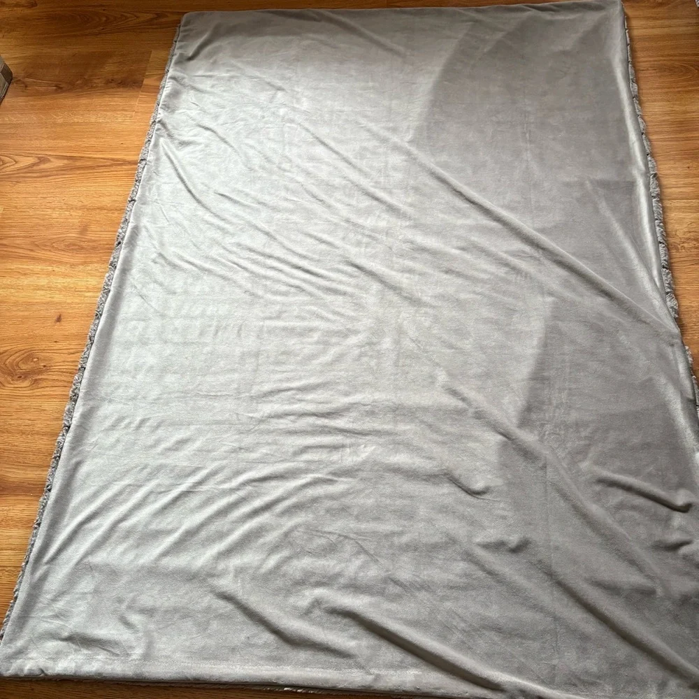 Tommy Bahama Faux Fur Grey Throw Blanket - Picture 5 of 5